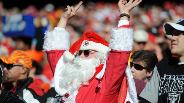 chiefs vs Raiders Santa claus
